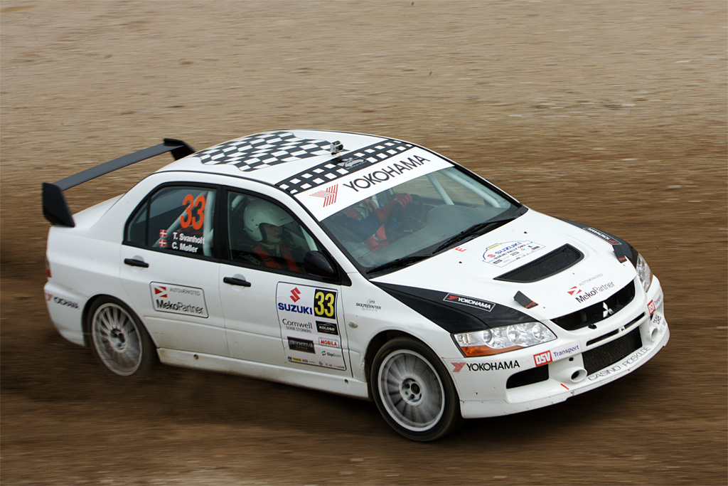 Tim Svanholt og Carina Møller har fået fart i deres Mitsubishi Lancer Evo IX
(Foto: Johnny Pedersen)